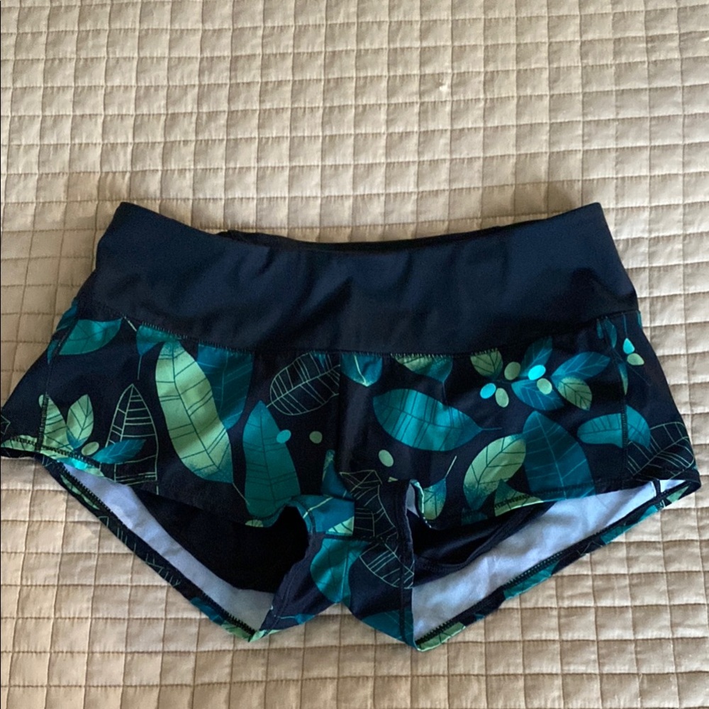 Oiselle Women's Running Shorts Mac Roga Black with  Green Leaf Print size 4